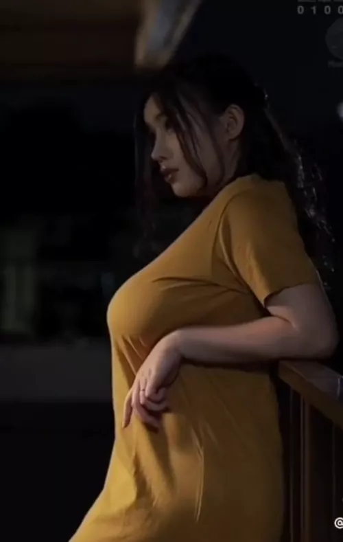 Can somebody pleasw tell me who she is?