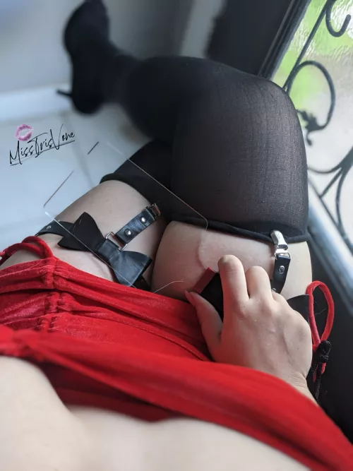 Come here and bend over, I have my favorite toy. 💖 If you're good, I'll kiss it better after. Maybe.💋