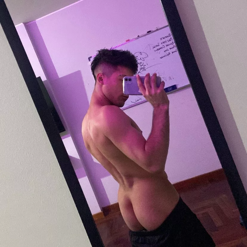 Do you like this angle? 🍑