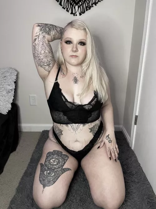Do you like your emo girls covered in tattoos? You can cover mine in cum 😈