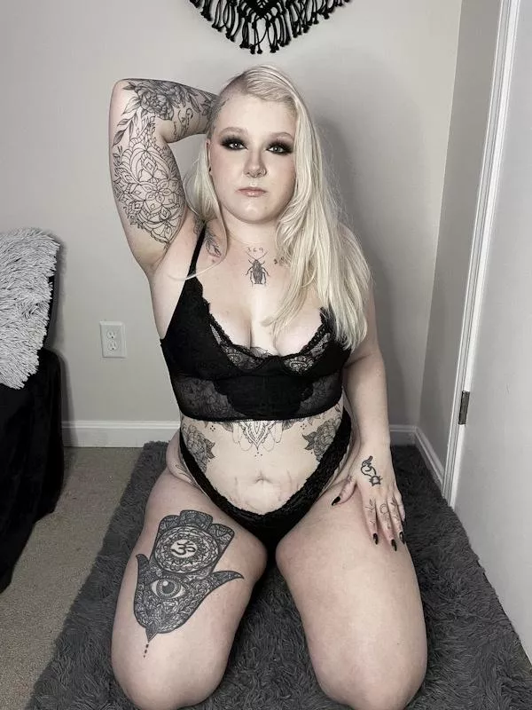 Do you like your emo girls covered in tattoos? You can cover mine in cum 😈