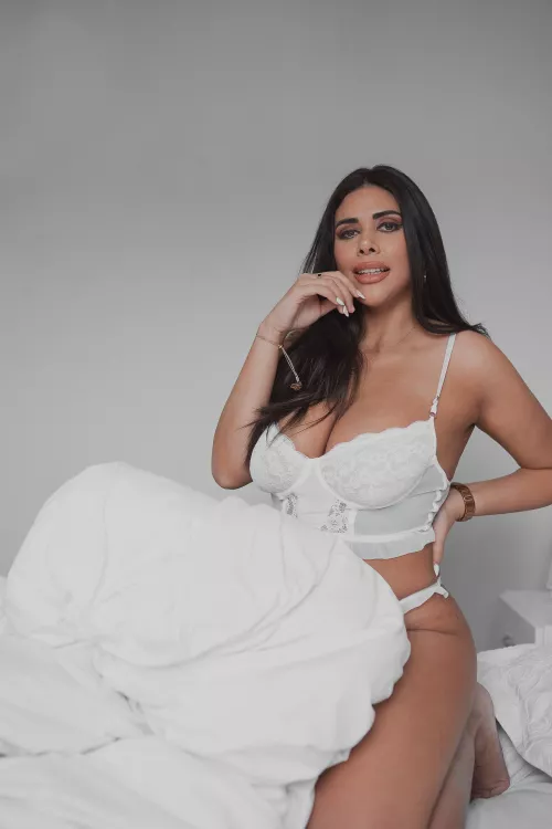 [domme] With this good girl face I can humiliate you until you cry, you know... appearances ALWAYS CHEAT 😉 (don't be naïve besides being a loser).