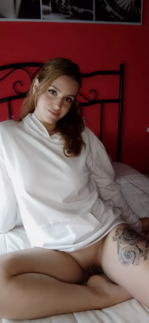 Get on the bed and eat 👅