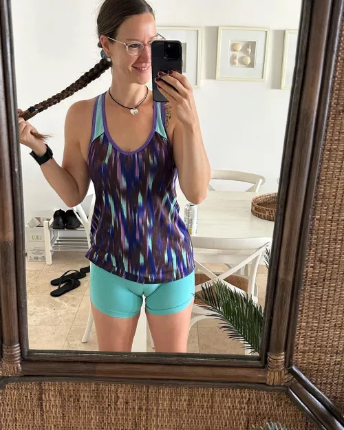 Glasses go well with the 🐫