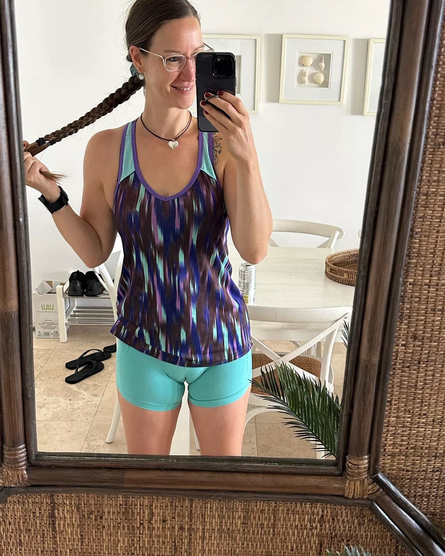 Glasses go well with the 🐫