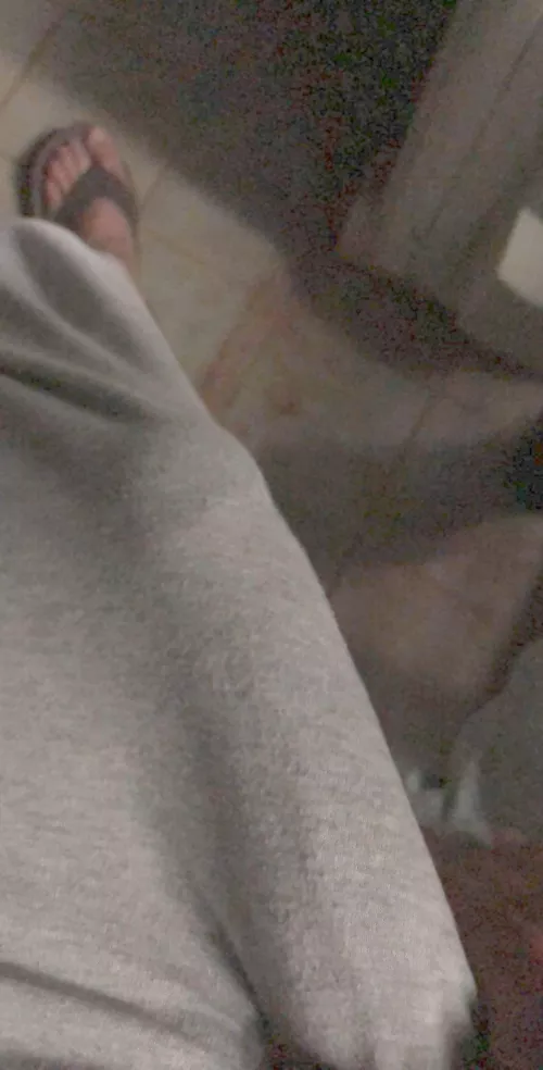 Grey sweats show the outline the best.