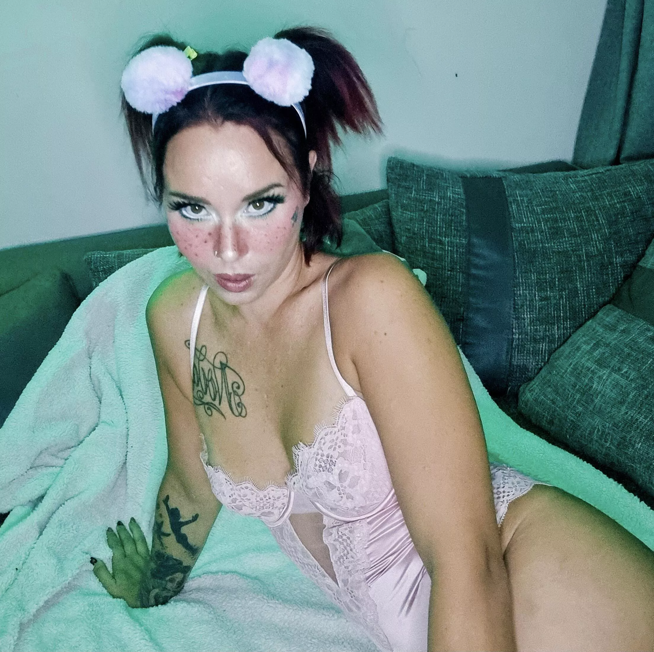 I can't taste my lips...could you taste them for me?😈 (Hint: I'm not talking about the ones on my face)