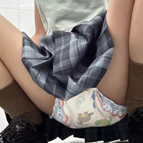 I wanna wear only diaper to a beach, has anyone here ever done that before? 🥺