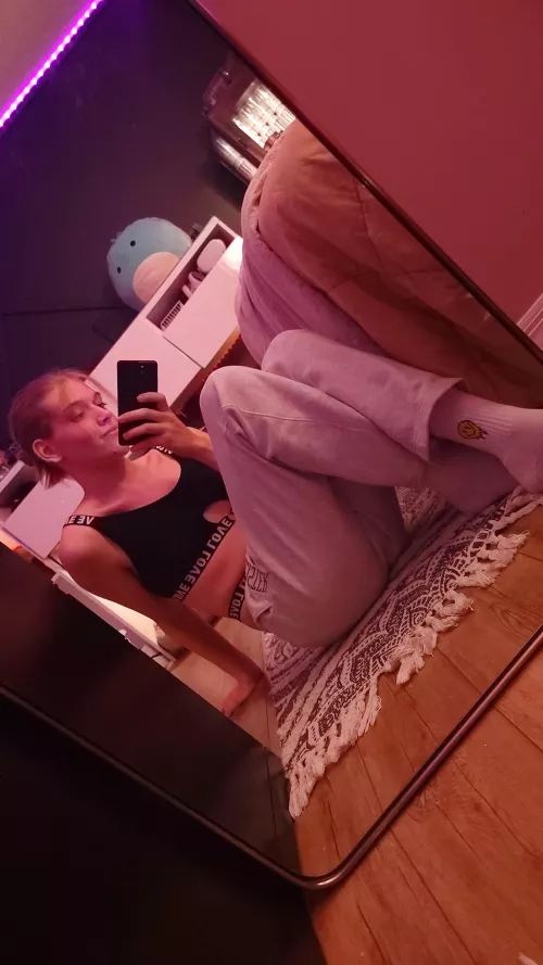 Just need some hi's and hello's, todays been rough♡