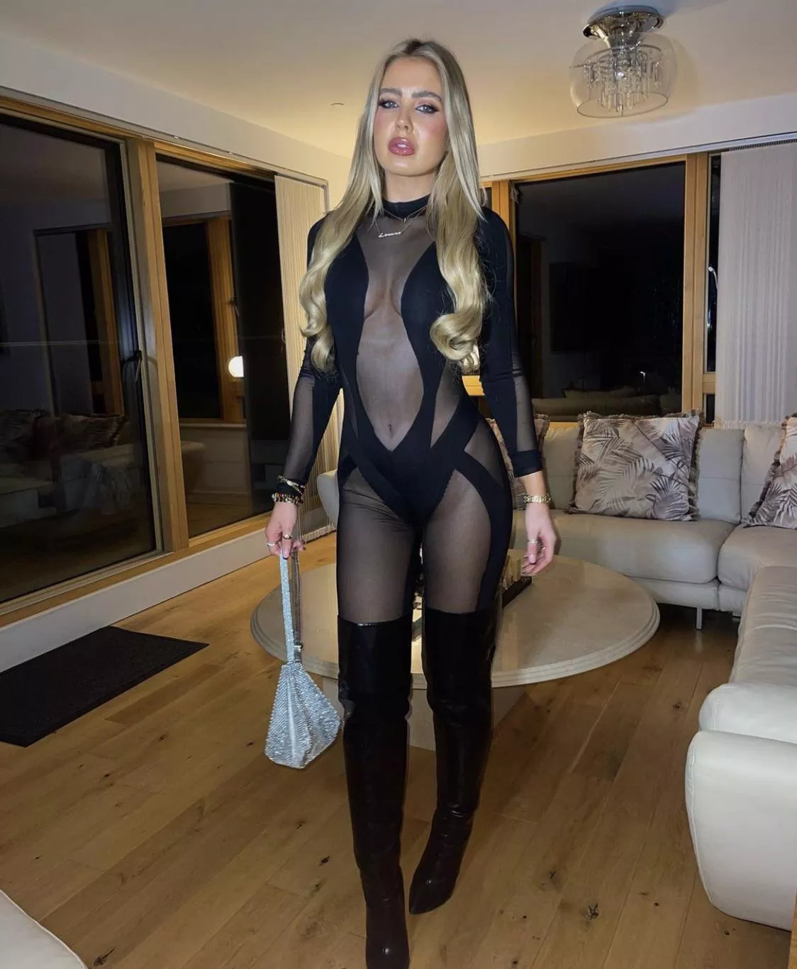 Leanne’s outfit makes this thirst trap. Fishing for attention!