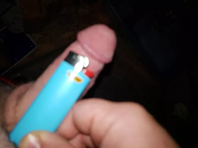 Love comparing with huge cocks, hmu if you wanna compare and show off.