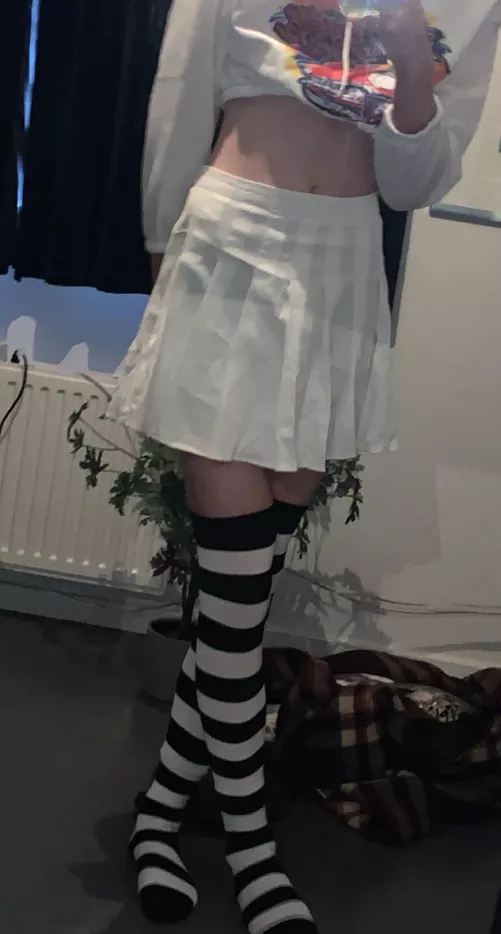 Rn home alone should I go and wear my sisters clothes pls help me out :(