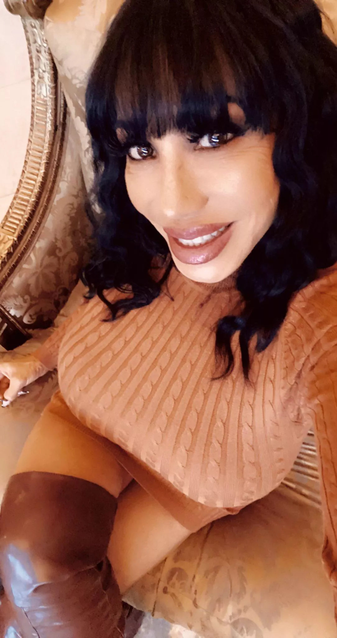 Sexy bimbo knockers just bursting!