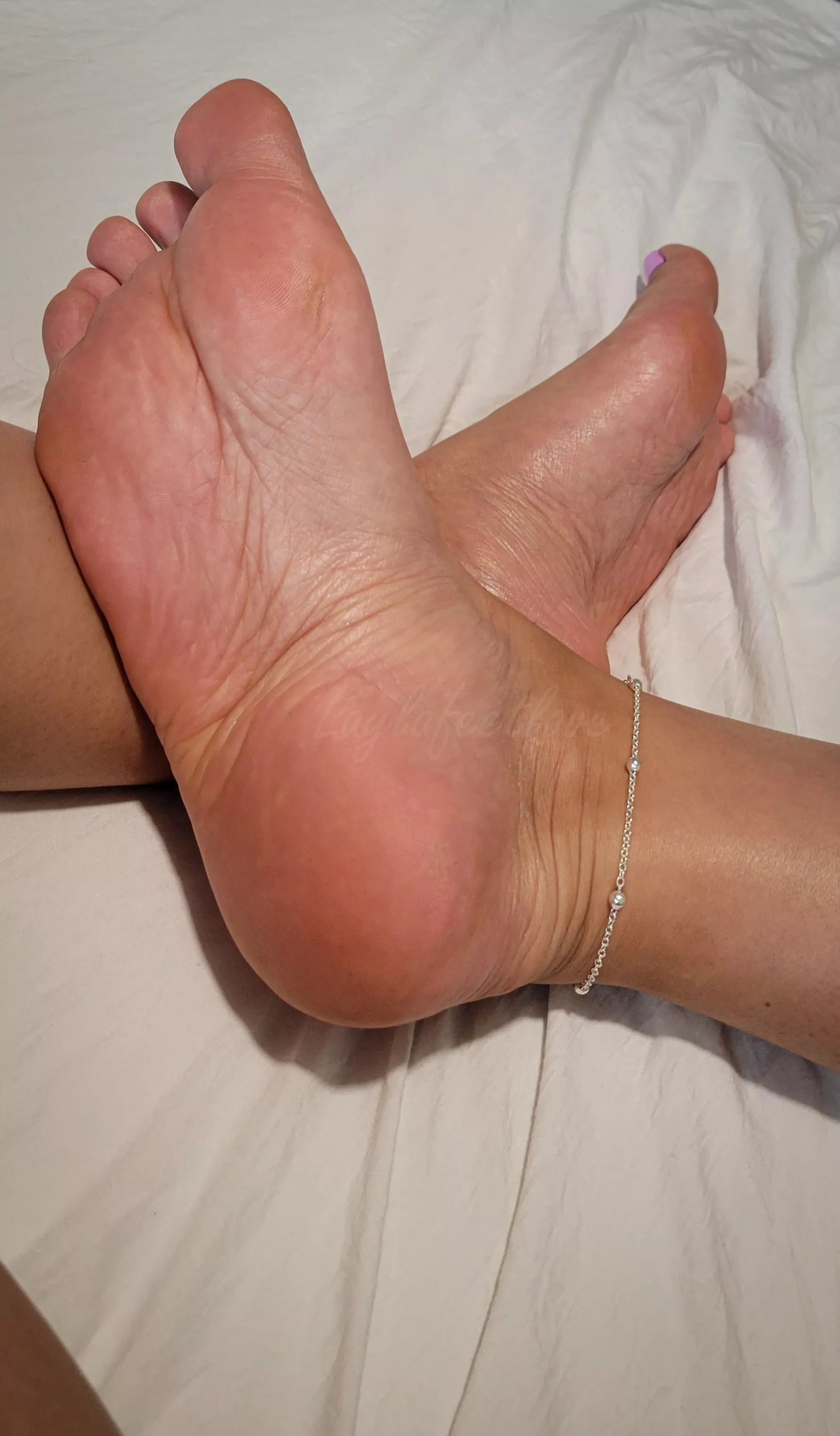 Sit on my soles 🍑