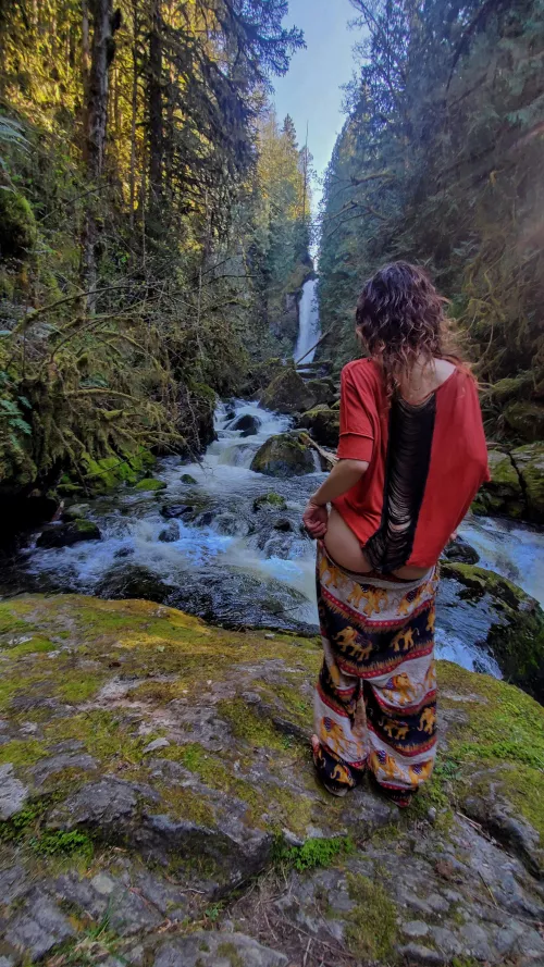 Teasing booty flash😋