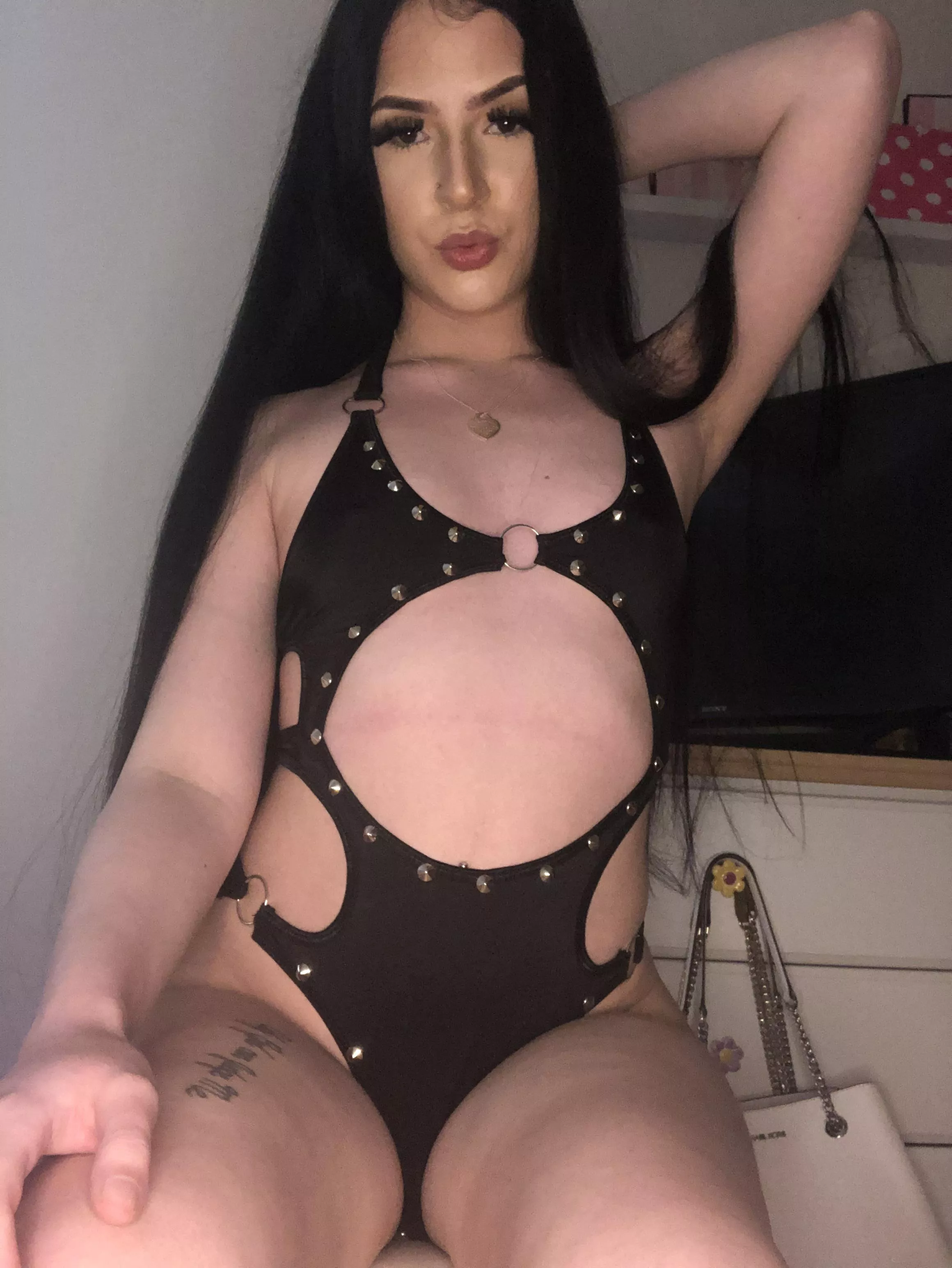 Thick thighs 🖤👸🏻