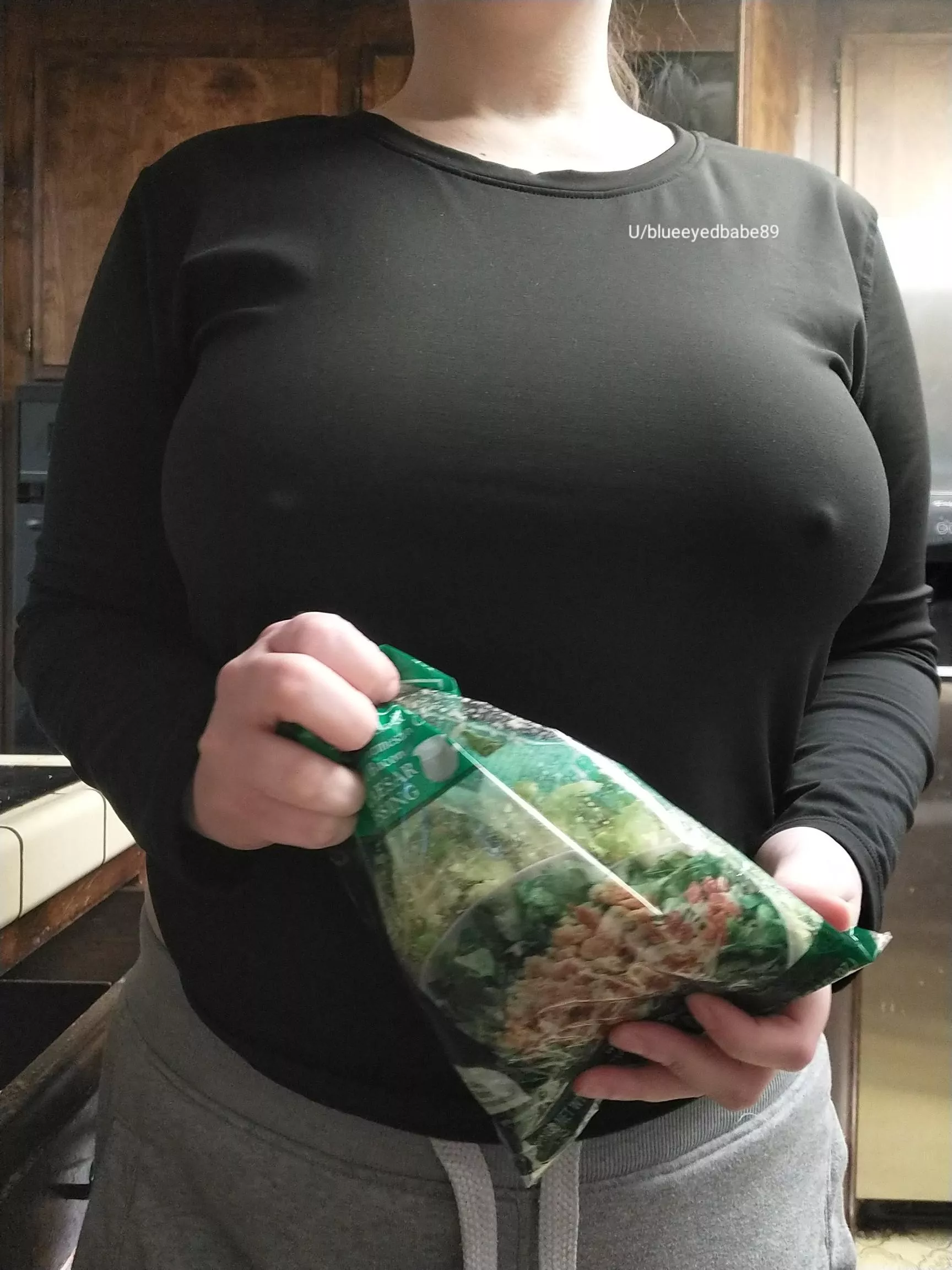 wanna come have lunch n help me by tossing my salad for me 😅