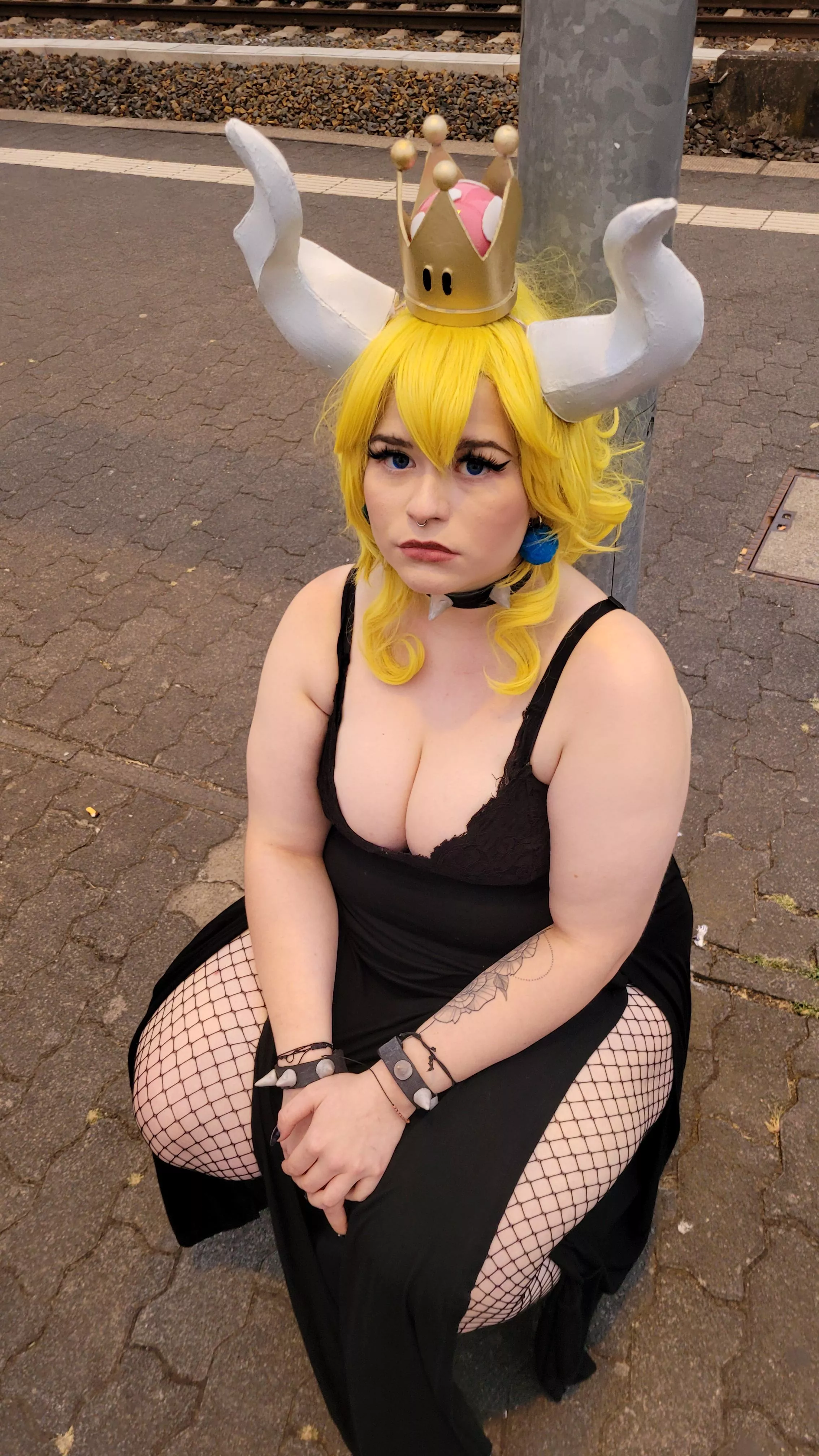 Bowsette hates waiting for the train 😡 Can I suck you off while we wait? 😈🥵
