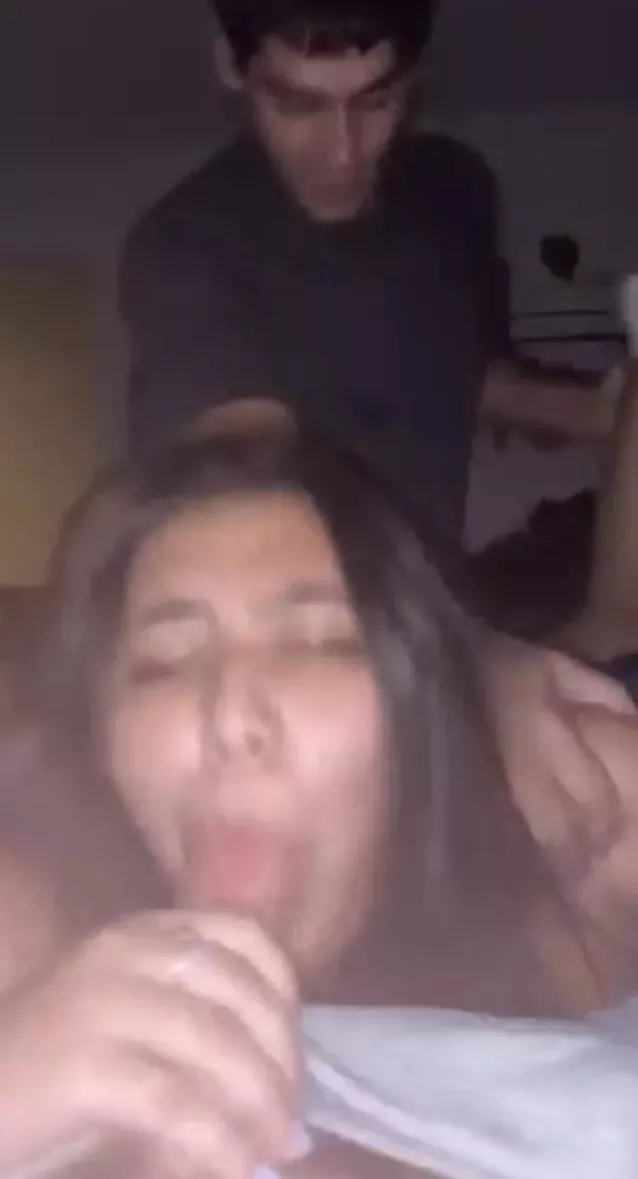 Can u find this college threesome?