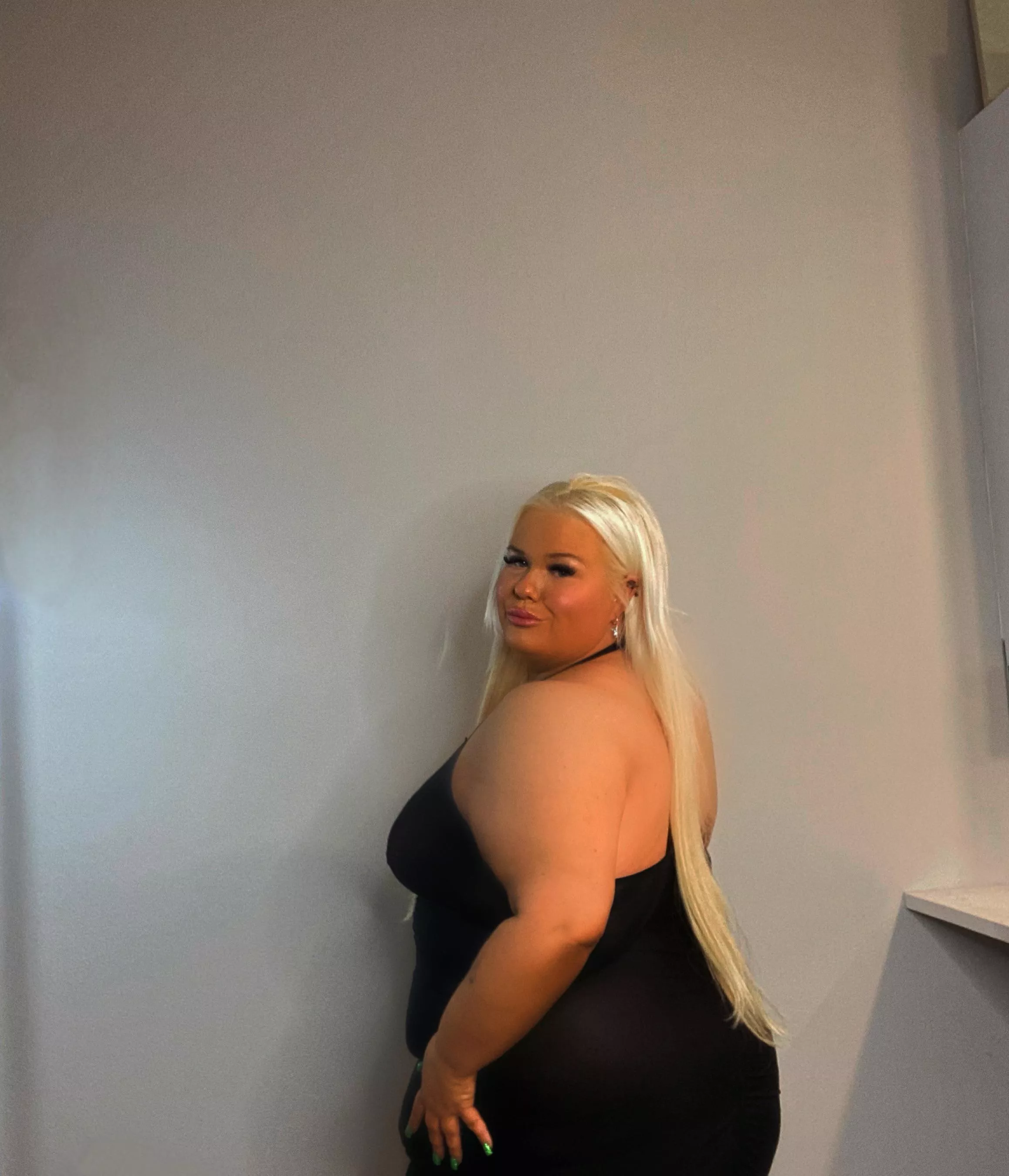 Fake lips fake hair big boobs I’m a FUCKDOLL