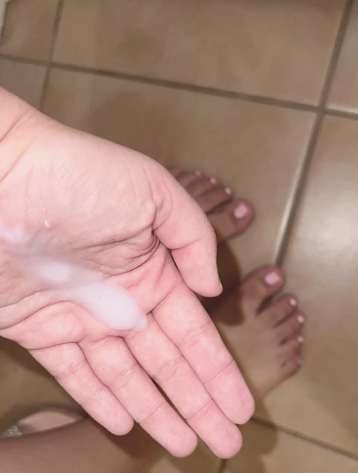 Gonna rub this hot cum all over my feet🥰