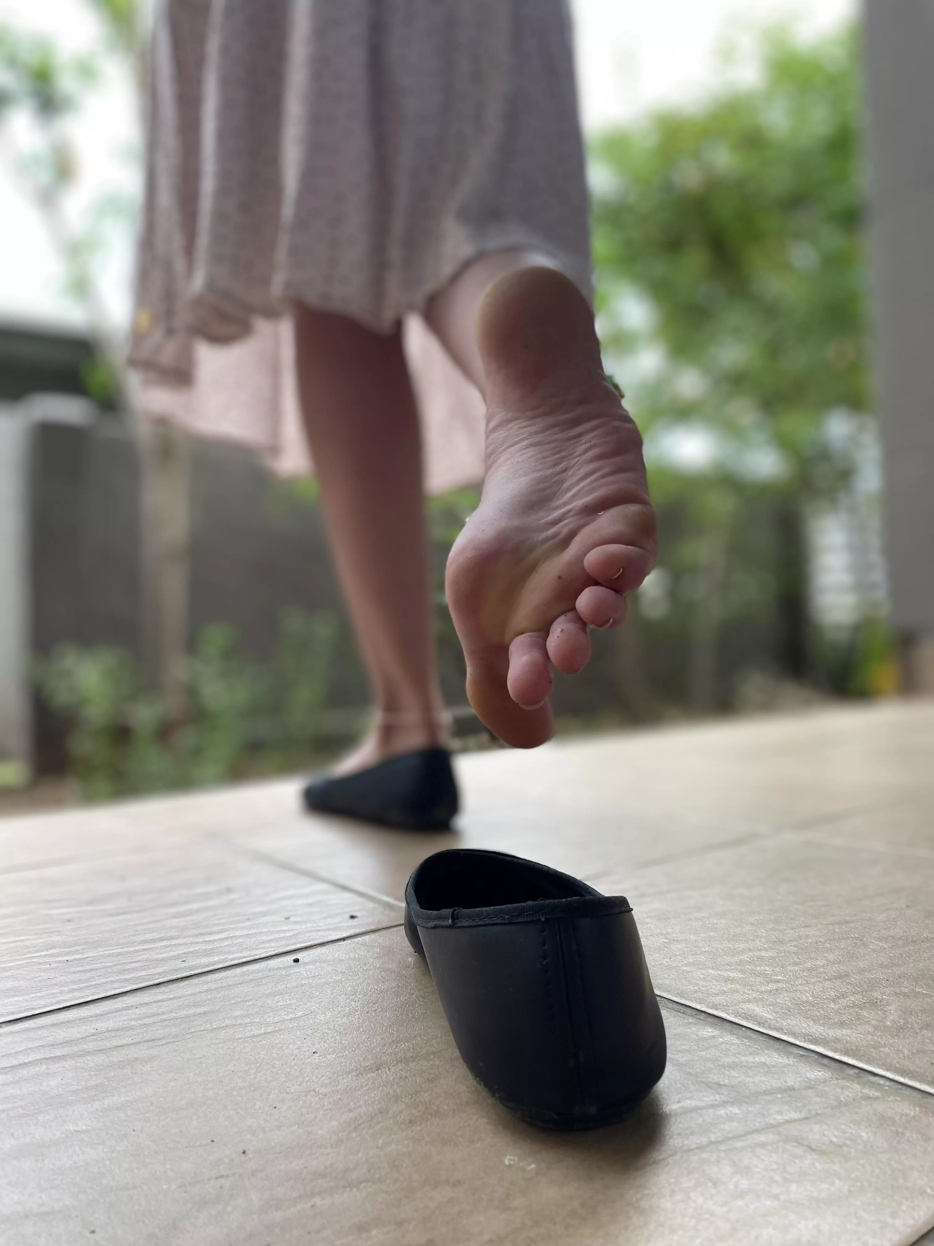 Lick my dirty, sweaty sole.👅