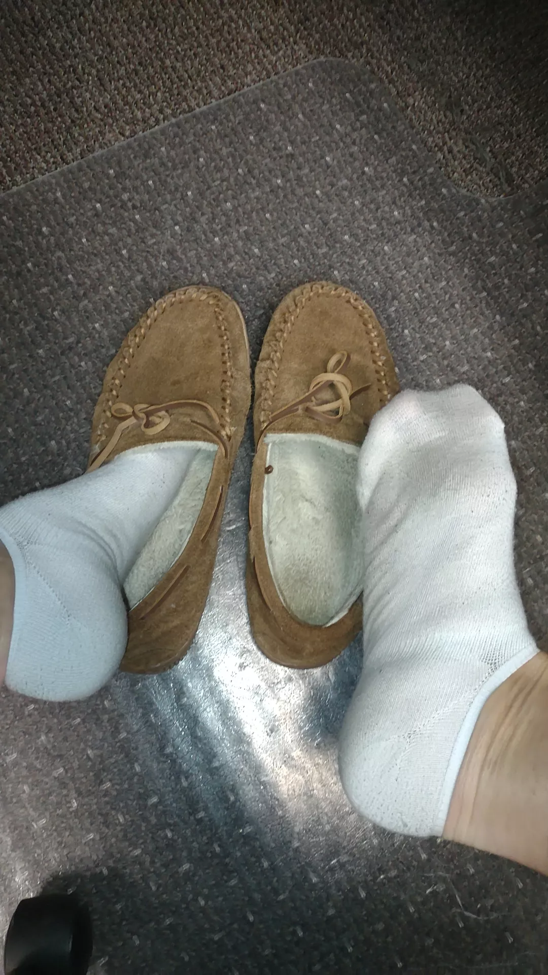 My co-worker just told me she could smell my feet thru my shoes!! Nice and Ripe!! Four day old socks available, will ship tomorrow! 😘❤️🦶🏼