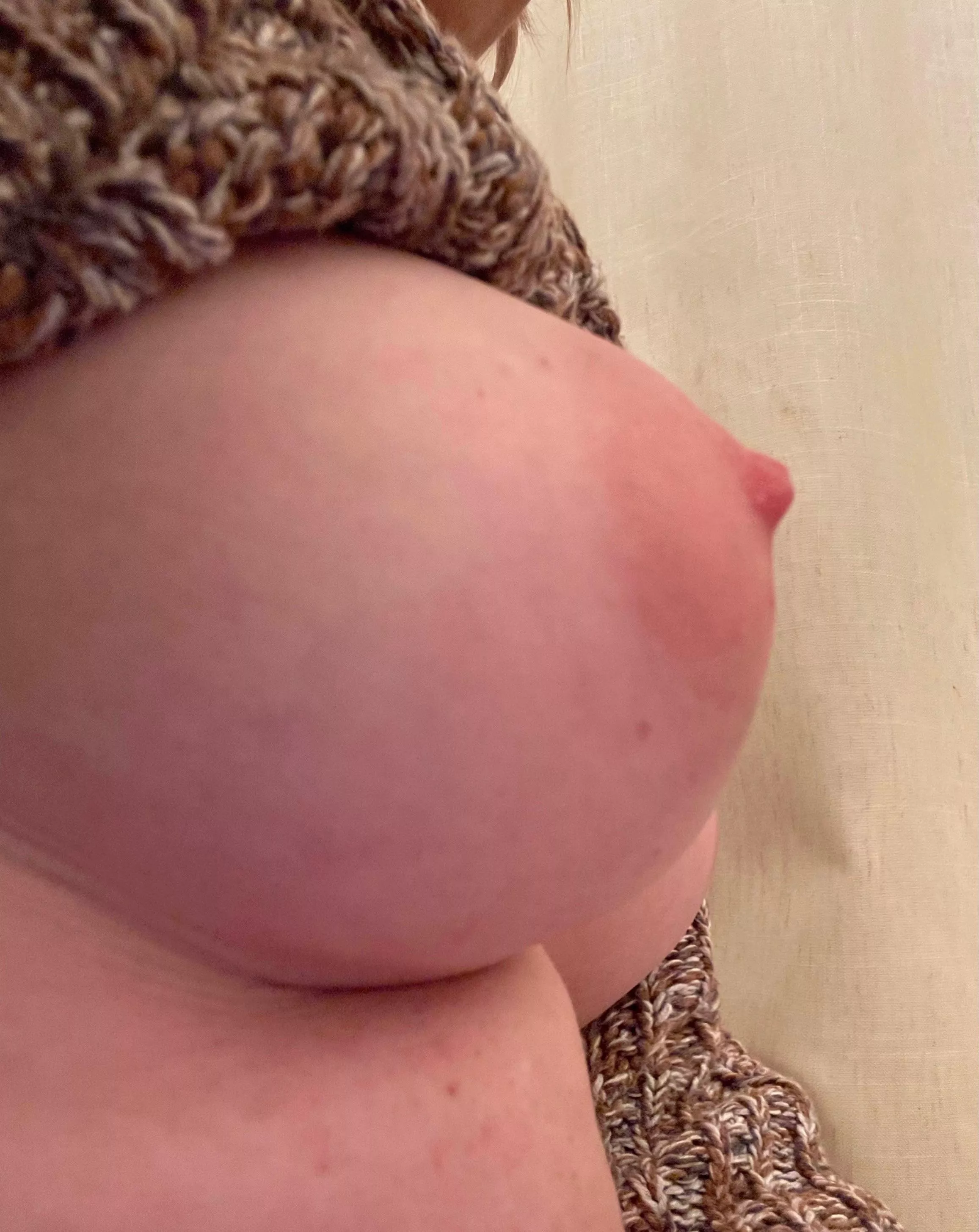 Perky side boob flash!