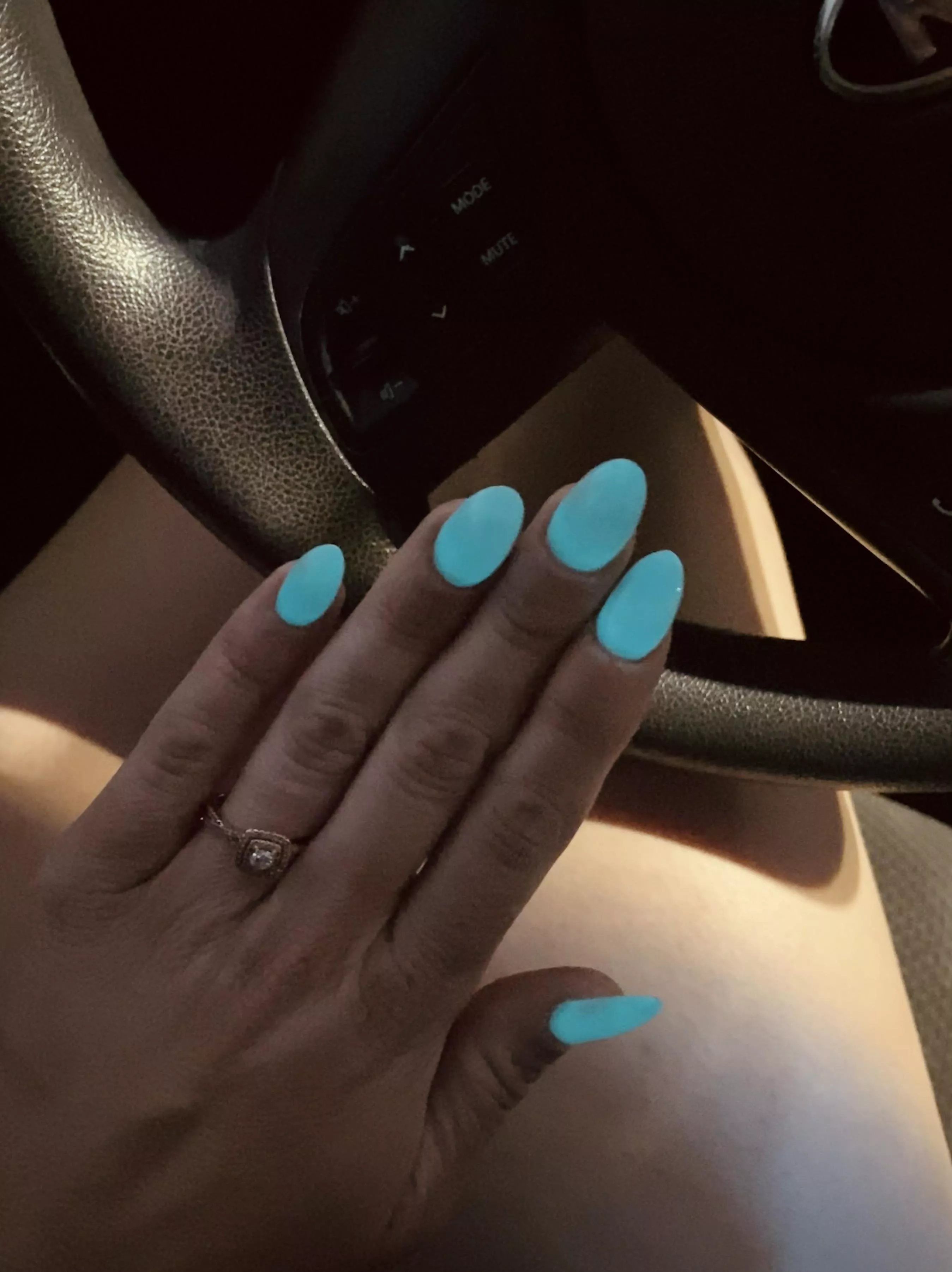 This nail polish gets a ✨glowing ✨ recommendation