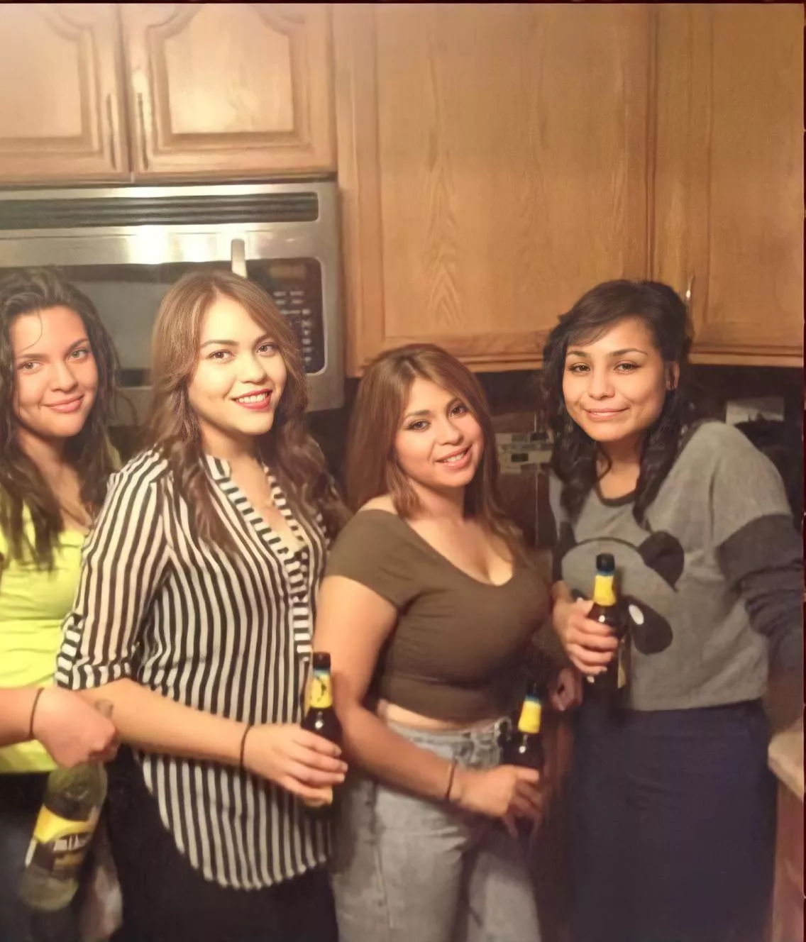 4 cute girls and you only notice one of them