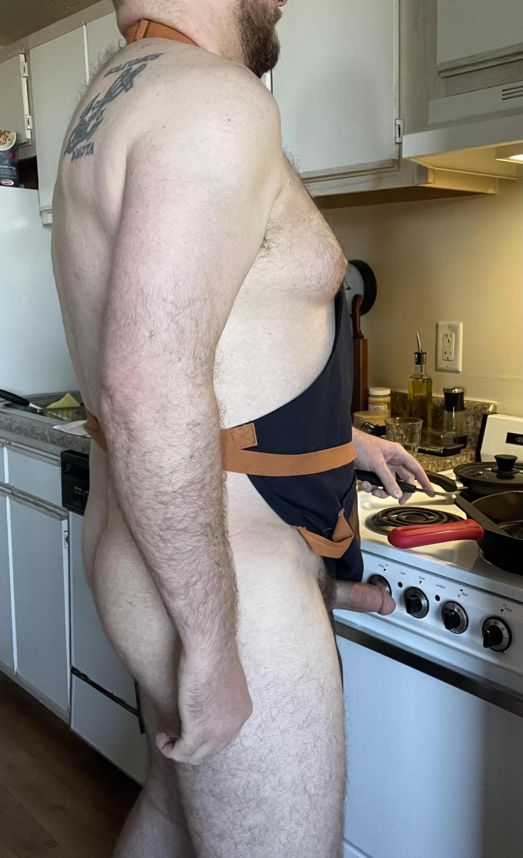 (40) Are dudes in aprons cooking a thing? I feel like it should be a thing.