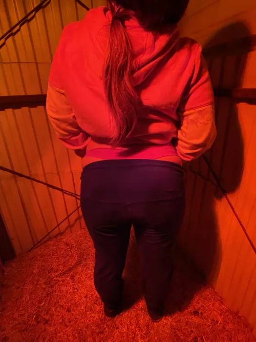 A little tail in the goat barn😍