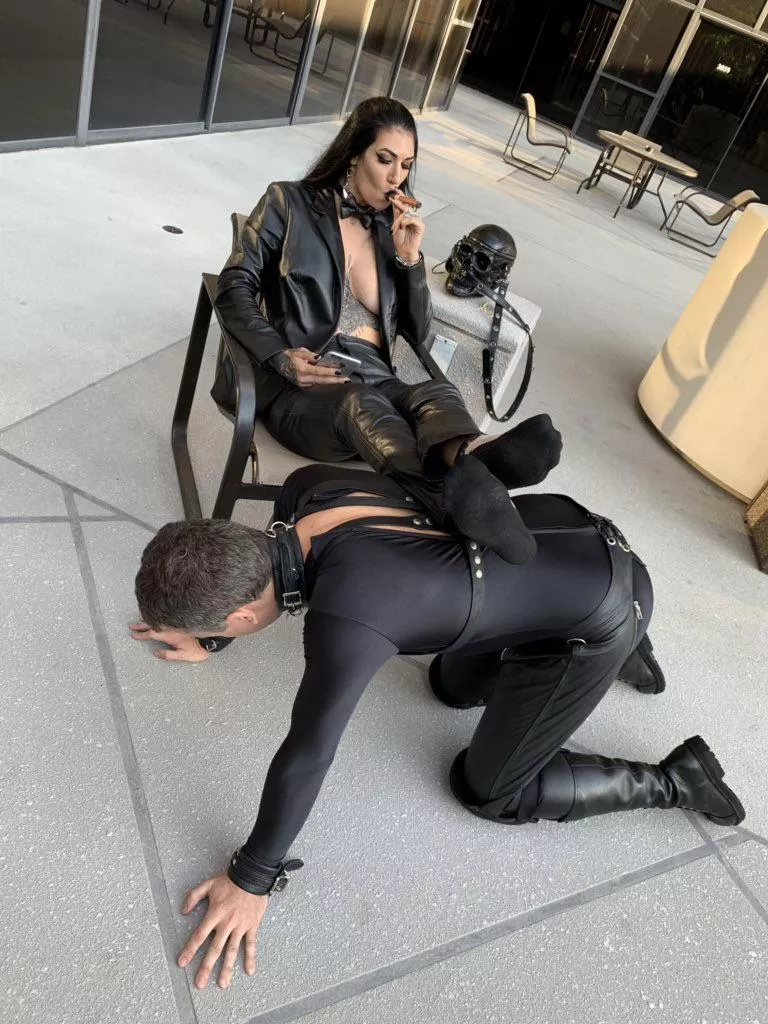 A man bent over and balls hanging loose really turns me on!! Such a lovely way to start my Saturday, reminding my balls who owns them😎👻👻mistres.ssisu👻👻