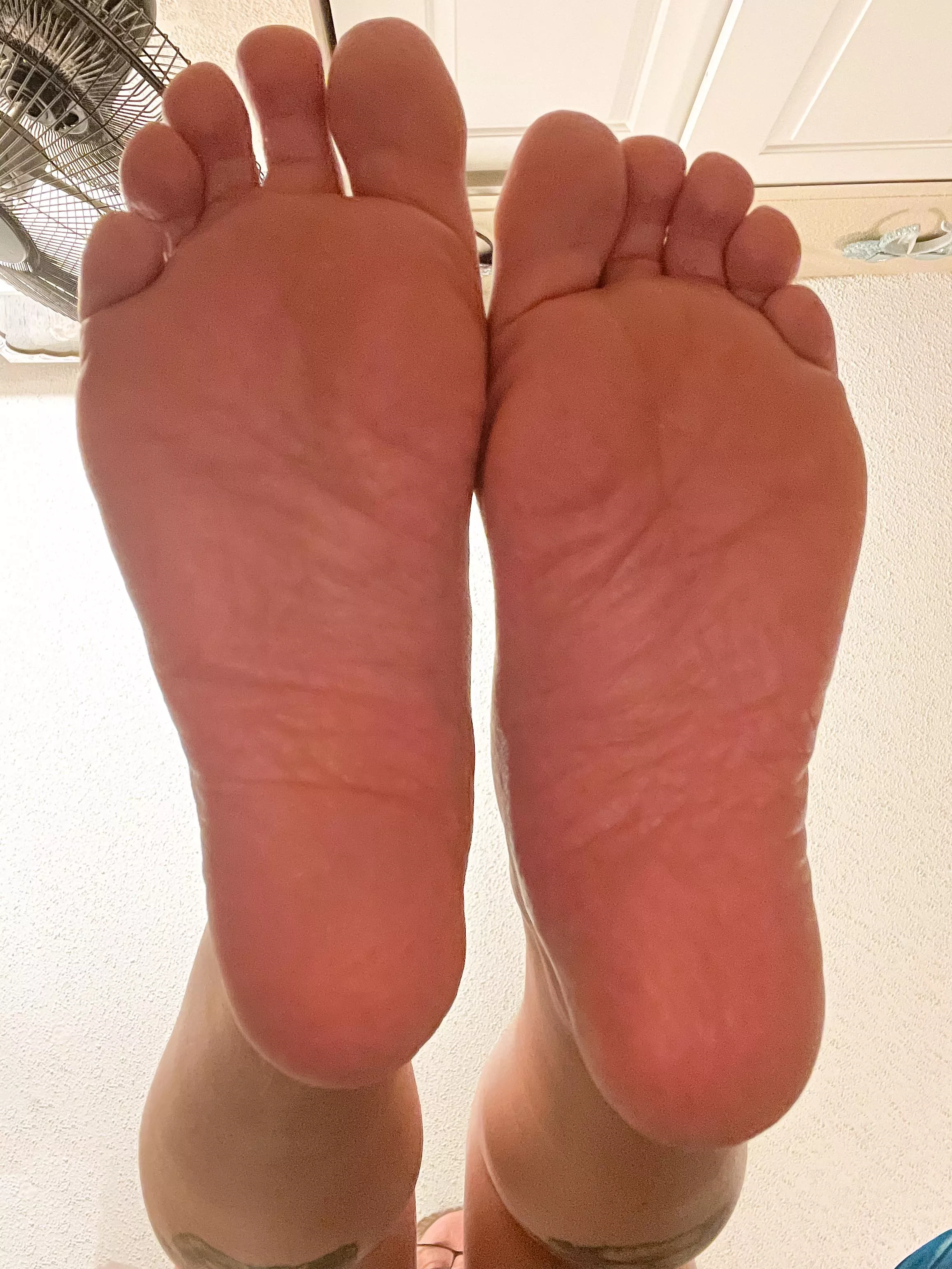 Back from the gym, who’s ready to worship these sweaty soles? 😈