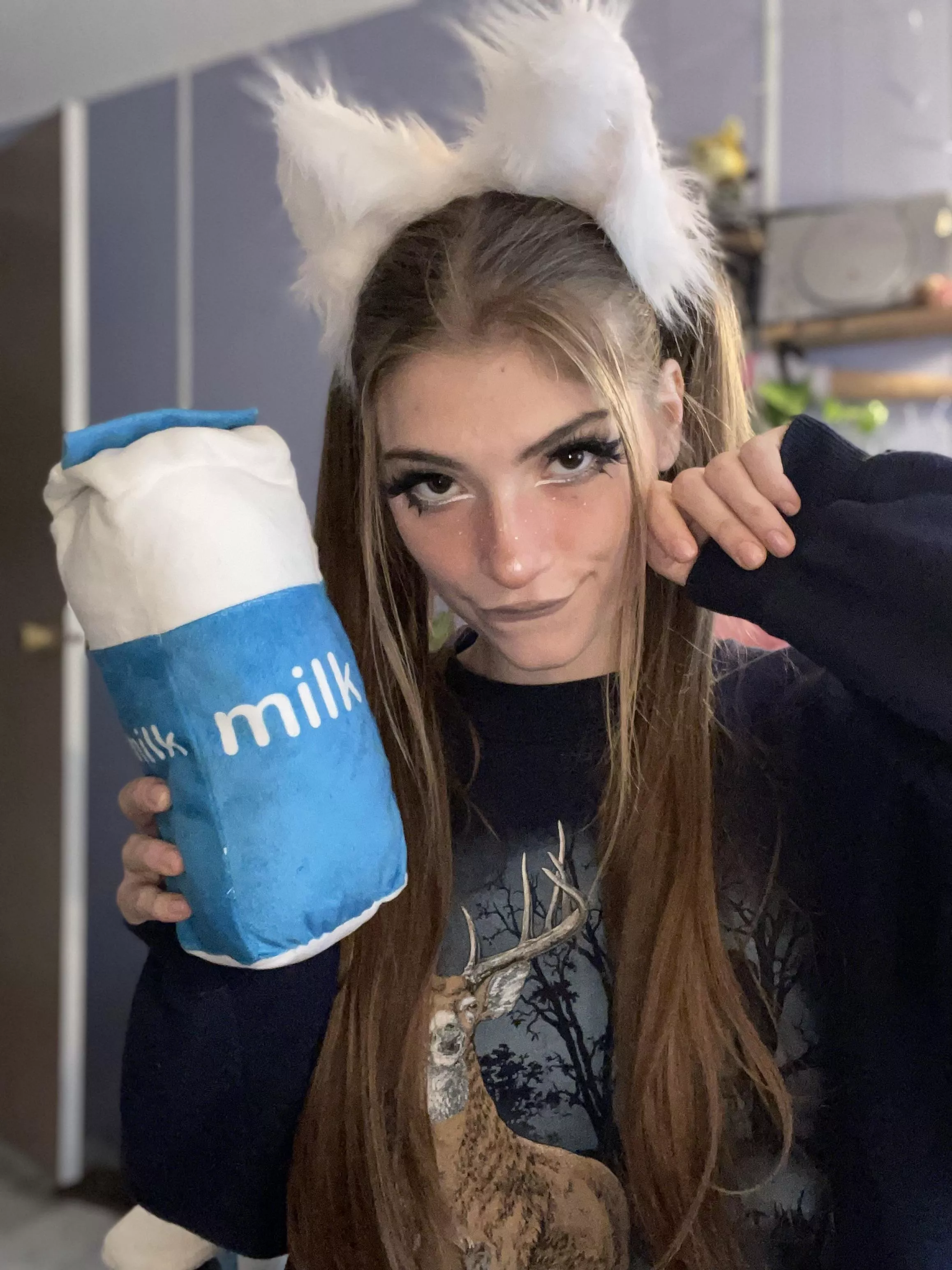 Can this kitty have some milk? 🥺