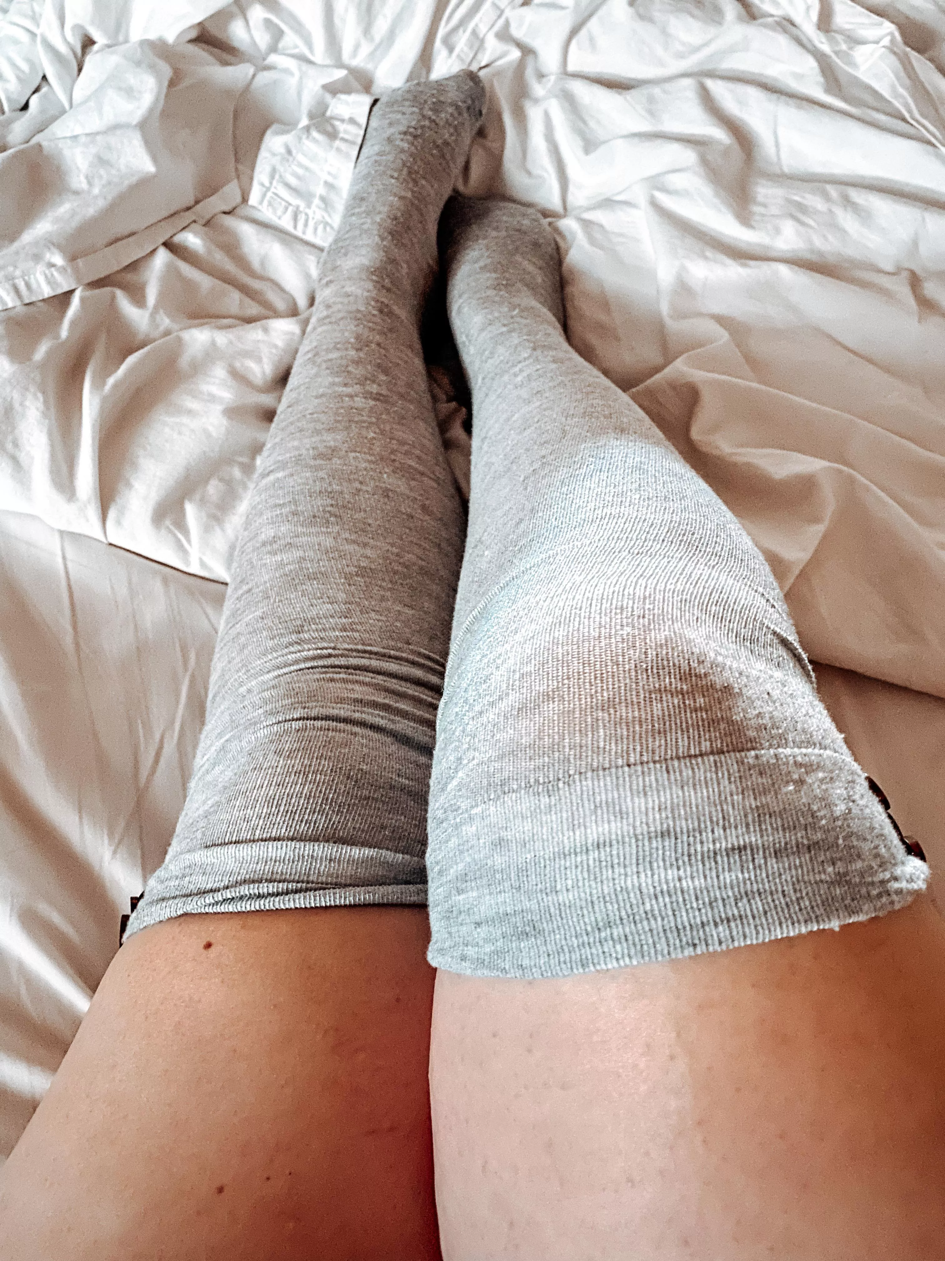 Cold weather means cozy thigh highs 🖤