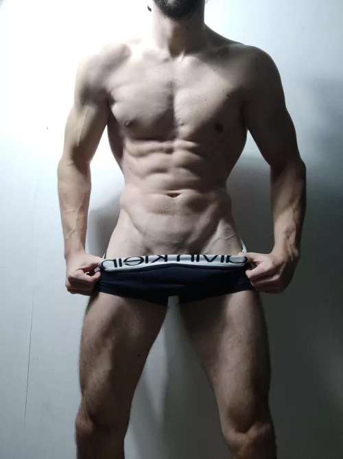 Come here here and worship my muscles