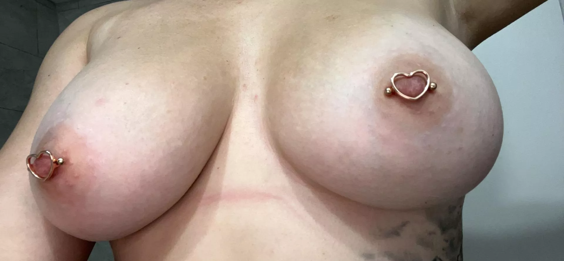 complements turn me on, let me know you want to suck them 😈