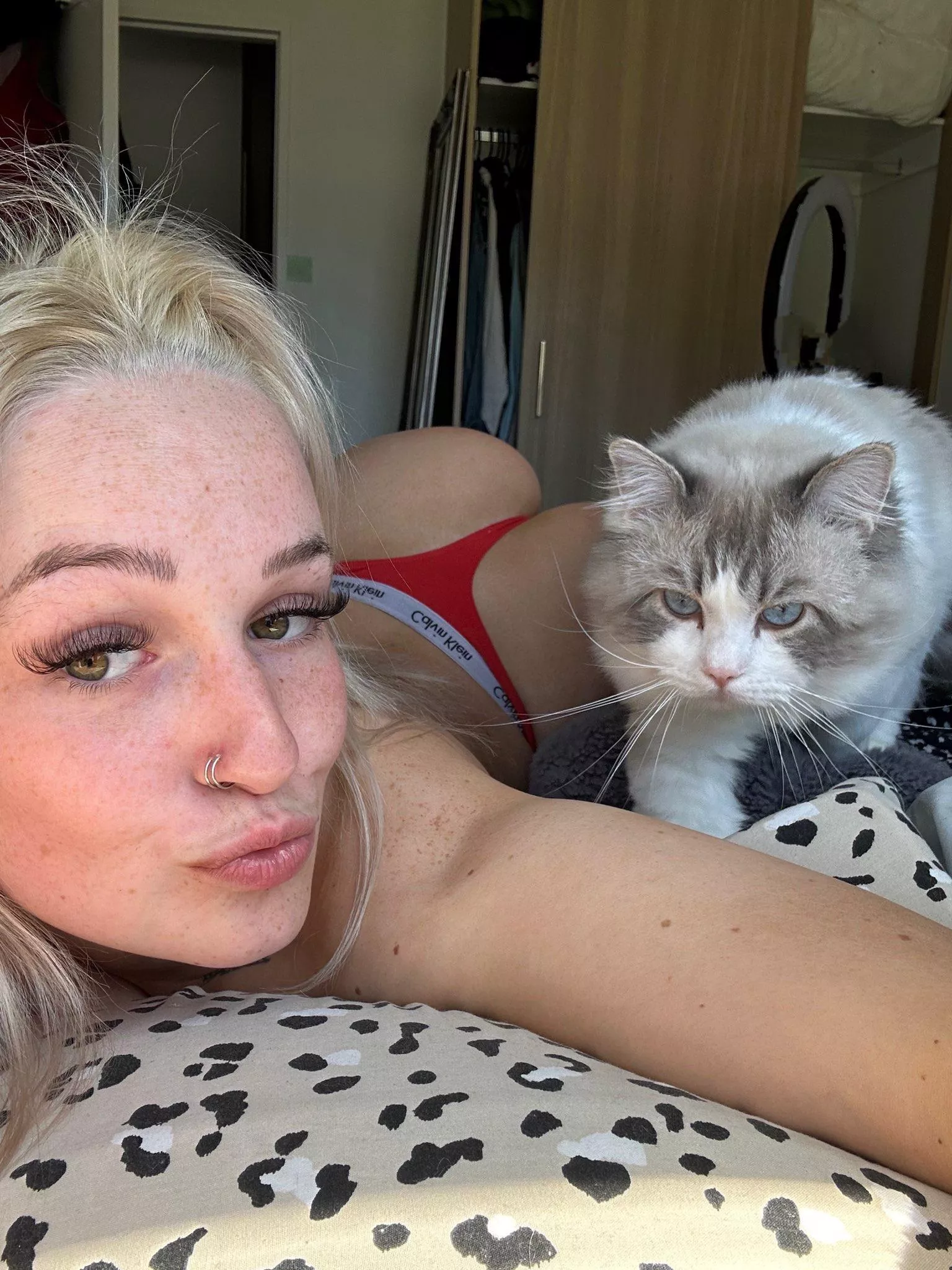 cute girls always have the cutest cat x