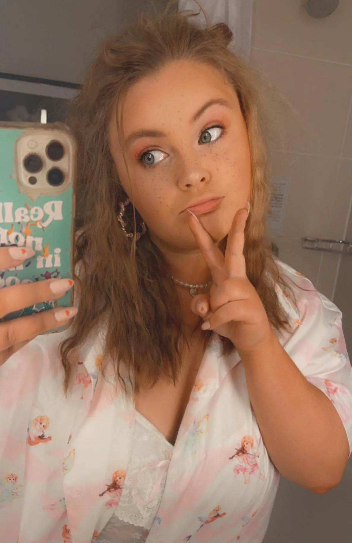 F18+ Back home tipsy after drinks with friends