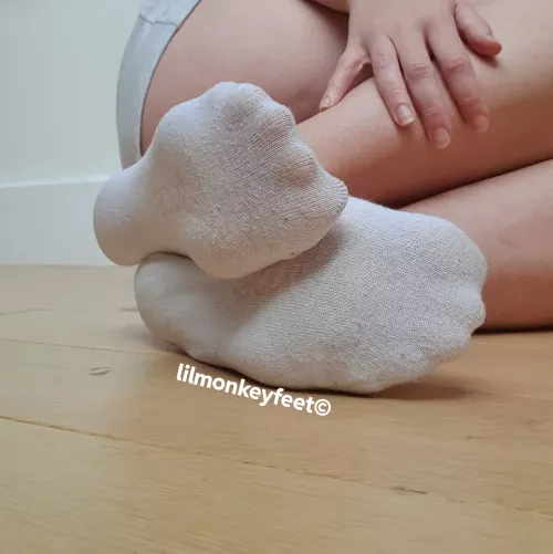 Feel my feet Friday. Come on, grab them!