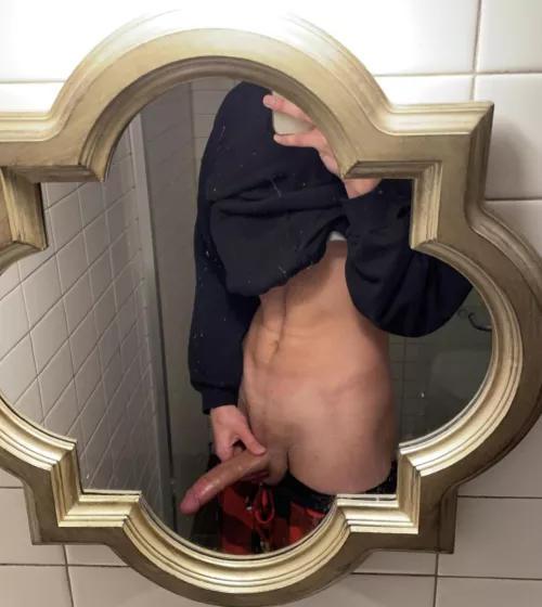 feeling kinda big in this tiny mirror 😚