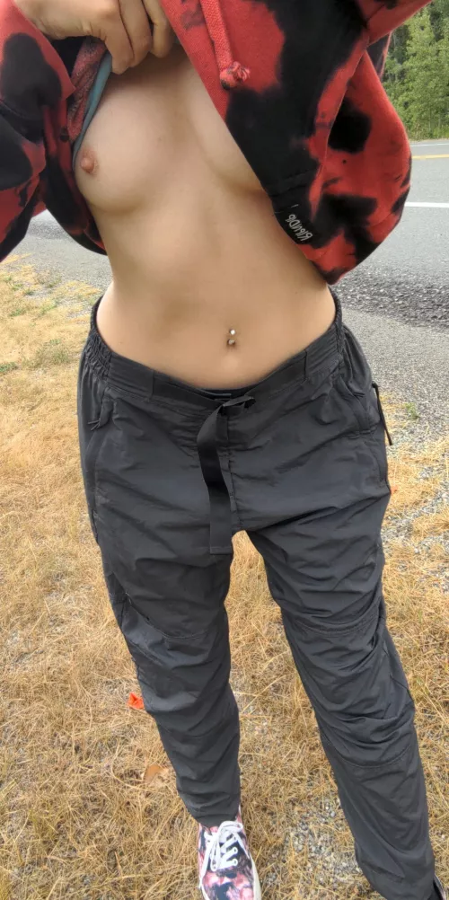 Flashing so the cars that drive by