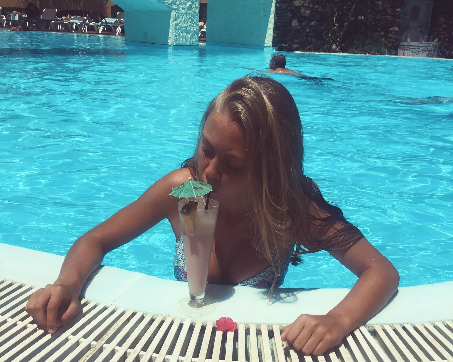 Good thing i've got cushions when i lean on the poolside ;)