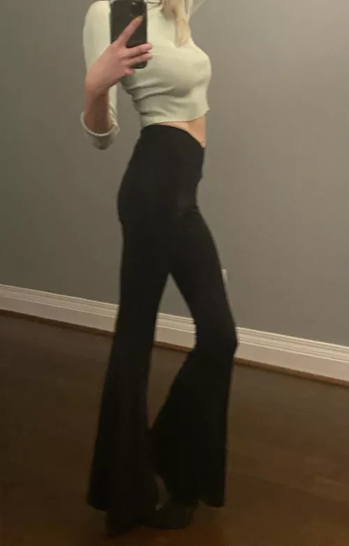 Just give me some time to figure out the butt shots y’all. I liked my outfit tonight so thought I’d share. 💚