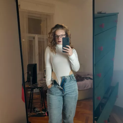 Oh no... I forgot to close the zipper of my jeans...