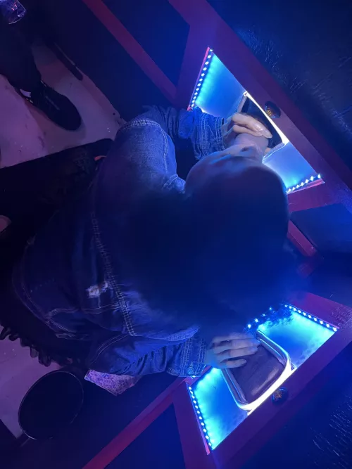 Red Door Lounge is live tonight!