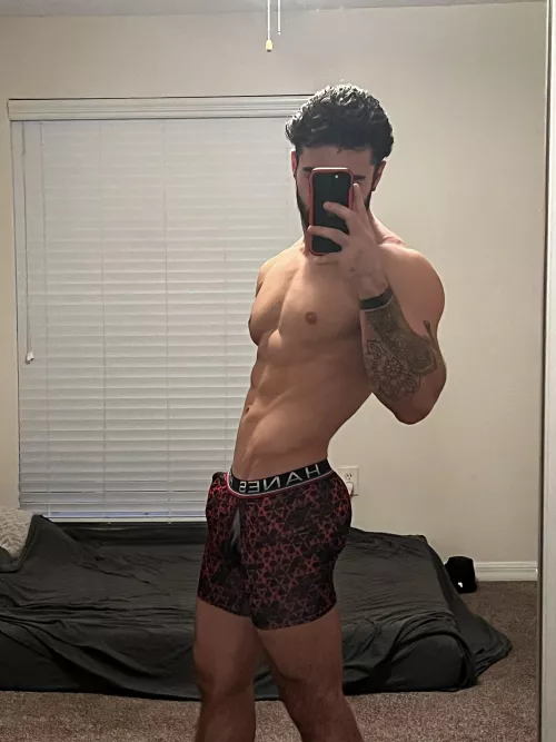 Skin tight bottoms really show a lot 😜😉