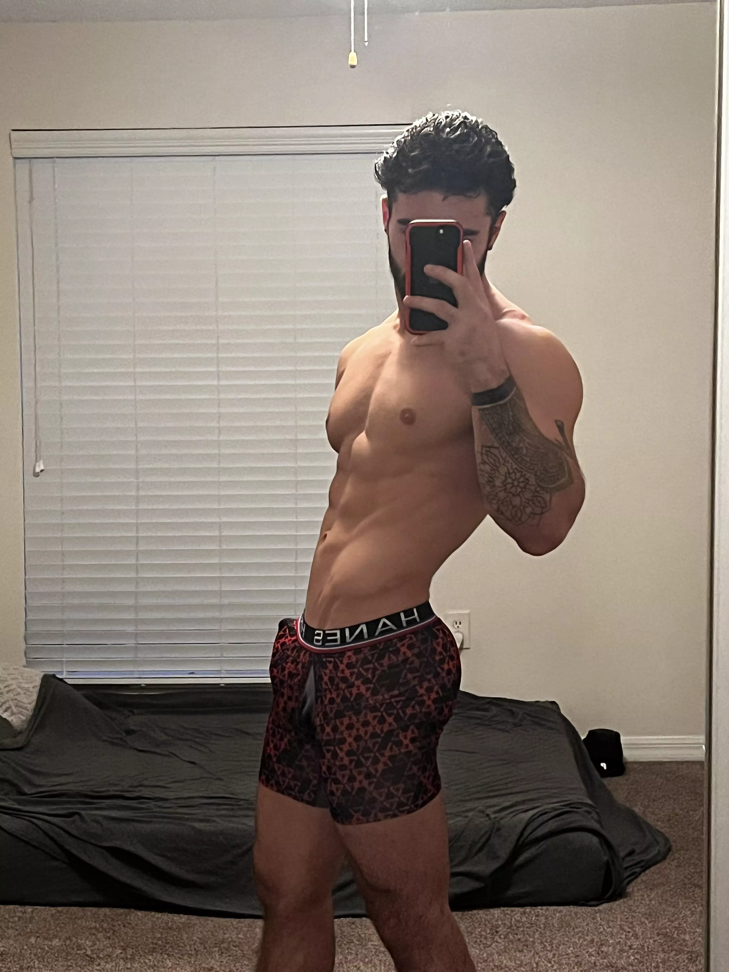 Skin tight bottoms really show a lot 😜😉