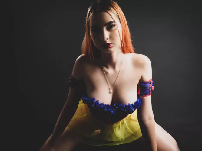 Snow White has something to show you 🥵